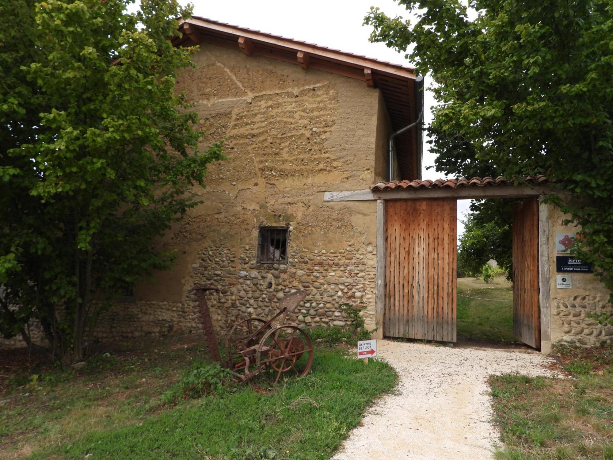 Aparthotel La Ferme De Berlioz La Cote-Saint-Andre Exterior foto