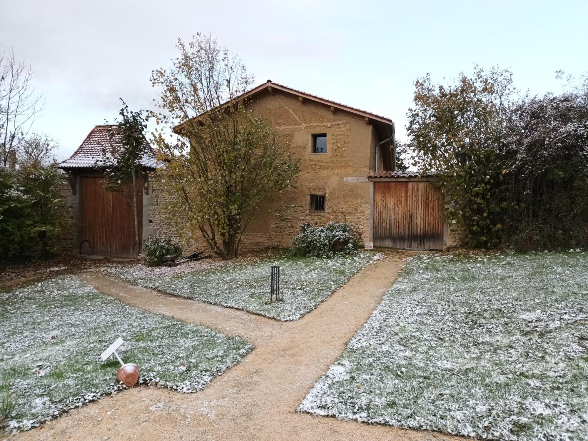 Aparthotel La Ferme De Berlioz La Cote-Saint-Andre Exterior foto